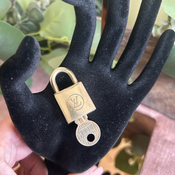 Louis Vuitton #206 series Lock & Key - Picture 4 of 8